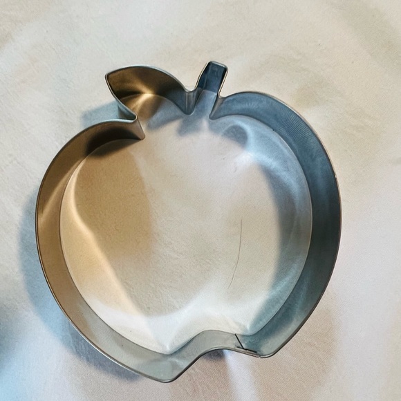 Kate Spade All in Good Taste Deco Dot cookie cutter set and polka dot tin - Picture 12 of 13